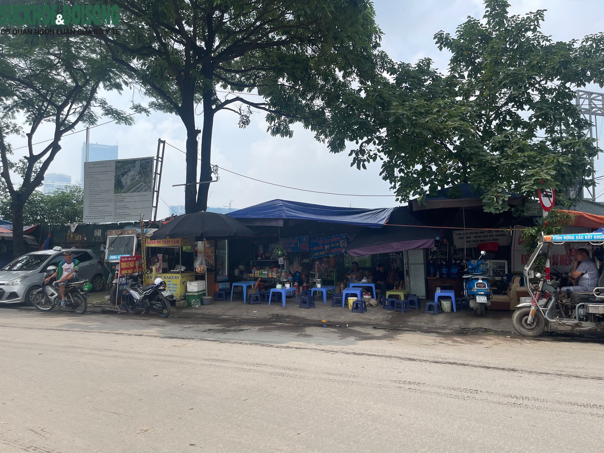 Vỉa hè xung quanh Bến xe Mỹ Đình ra sao sau vụ người bán trà đá đuổi cô gái đứng chắn quán nước?- Ảnh 4.