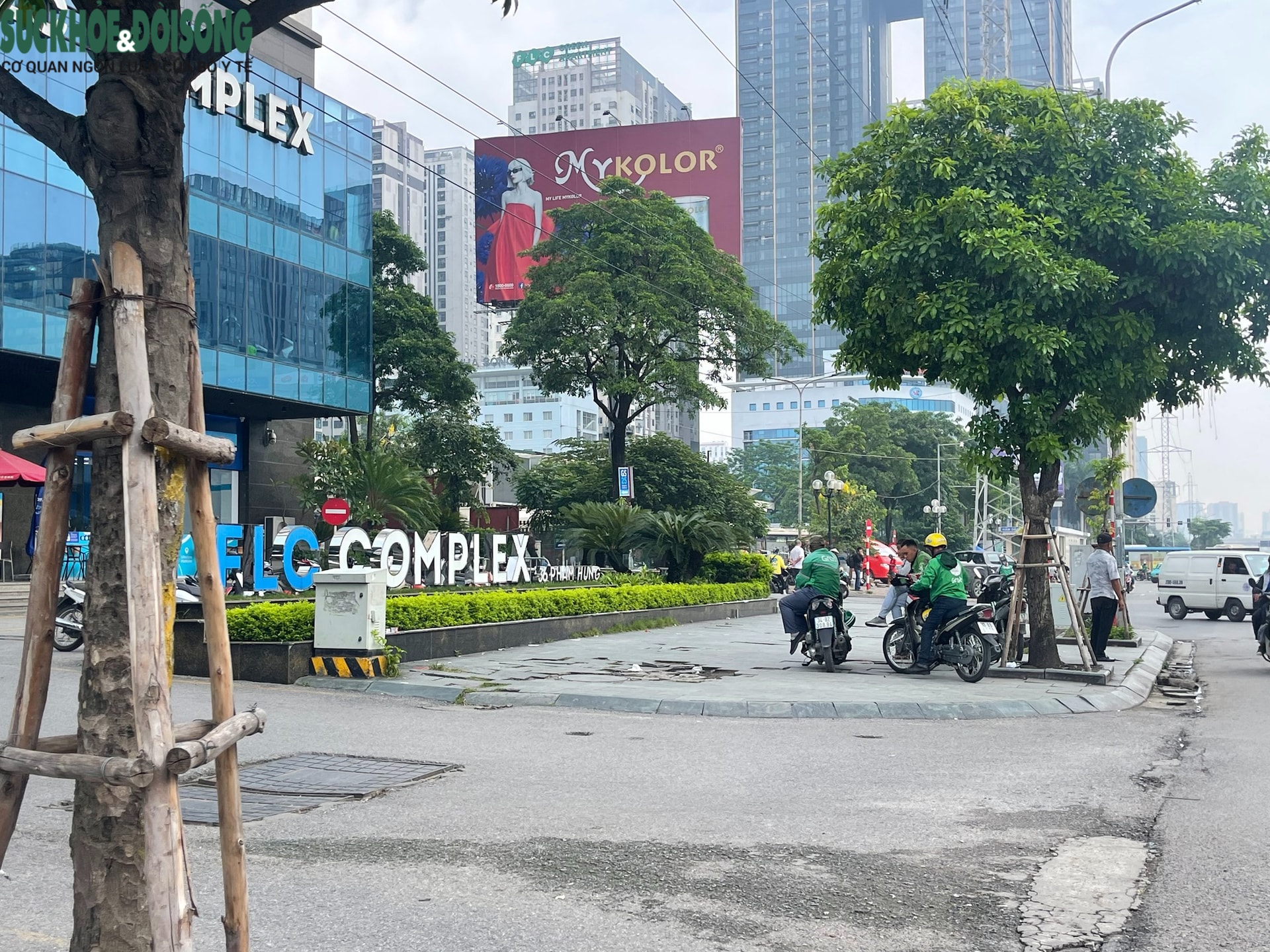 Vỉa hè xung quanh Bến xe Mỹ Đình ra sao sau vụ người bán trà đá đuổi cô gái đứng chắn quán nước?- Ảnh 5.