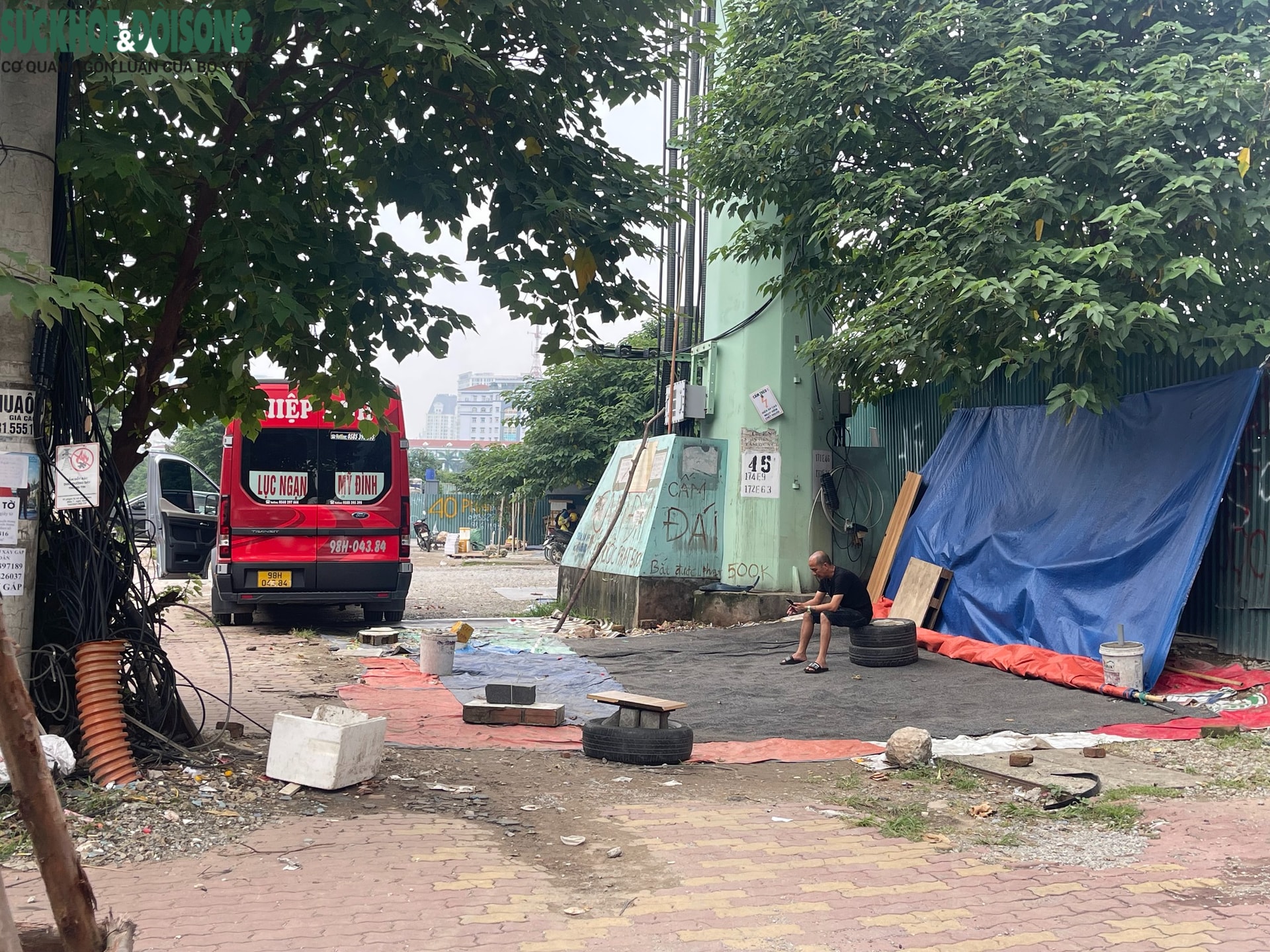 Vỉa hè xung quanh Bến xe Mỹ Đình ra sao sau vụ người bán trà đá đuổi cô gái đứng chắn quán nước?- Ảnh 6.