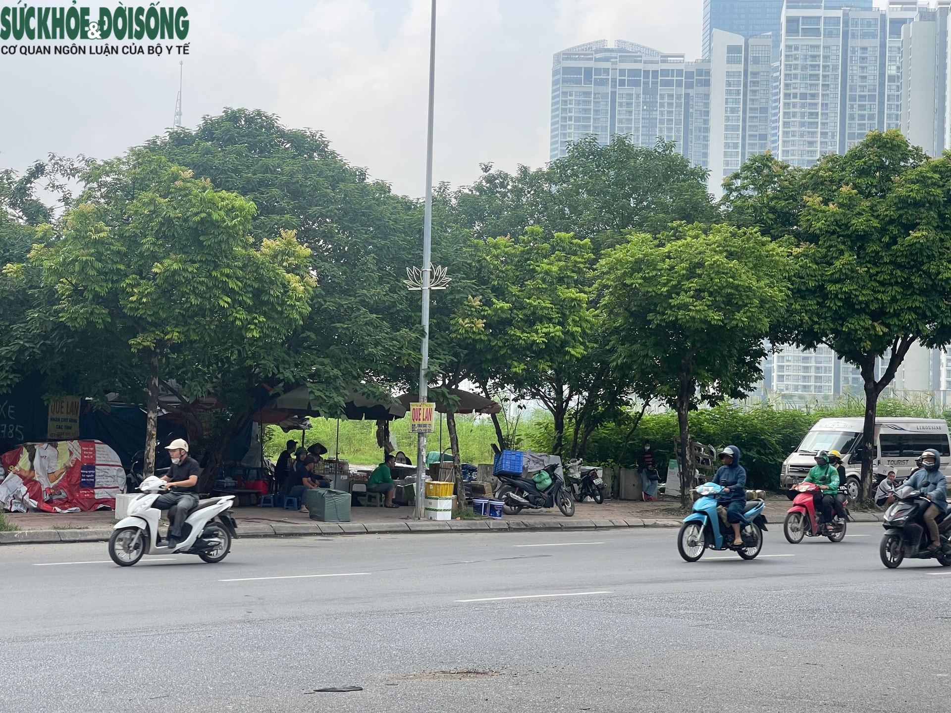 Vỉa hè xung quanh Bến xe Mỹ Đình ra sao sau vụ người bán trà đá đuổi cô gái đứng chắn quán nước?- Ảnh 8.