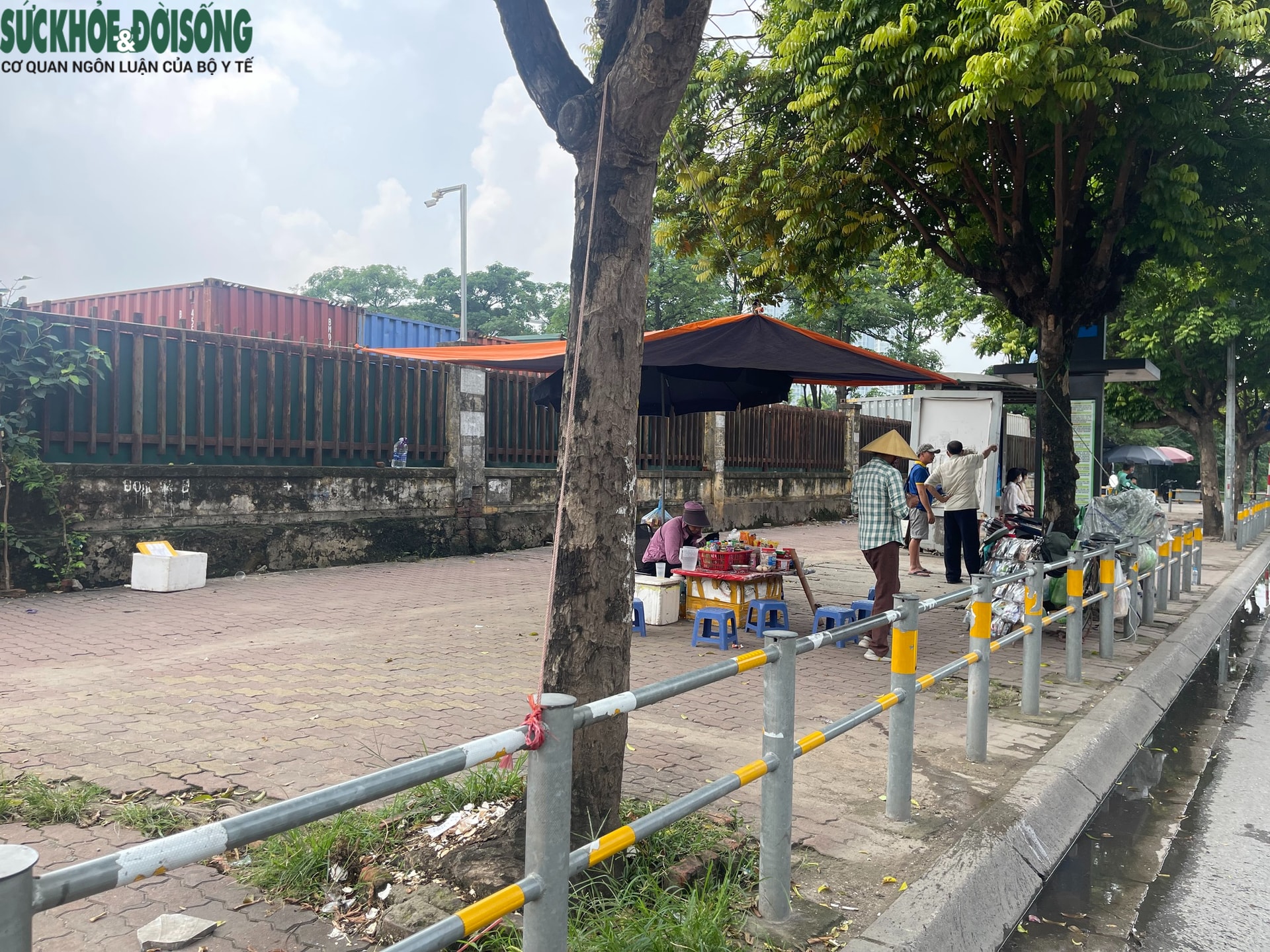 Vỉa hè xung quanh Bến xe Mỹ Đình ra sao sau vụ người bán trà đá đuổi cô gái đứng chắn quán nước?- Ảnh 9.