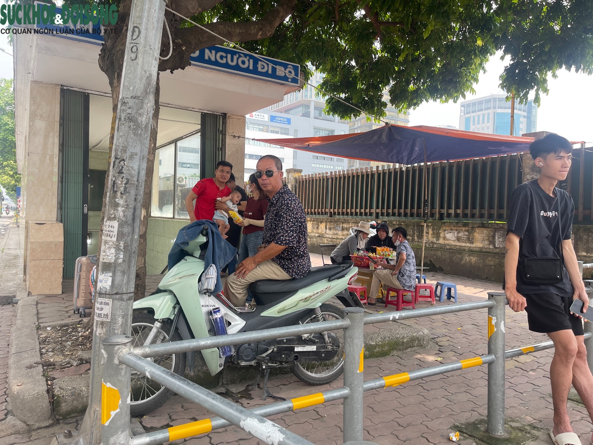 Vỉa hè xung quanh Bến xe Mỹ Đình ra sao sau vụ người bán trà đá đuổi cô gái đứng chắn quán nước?- Ảnh 10.