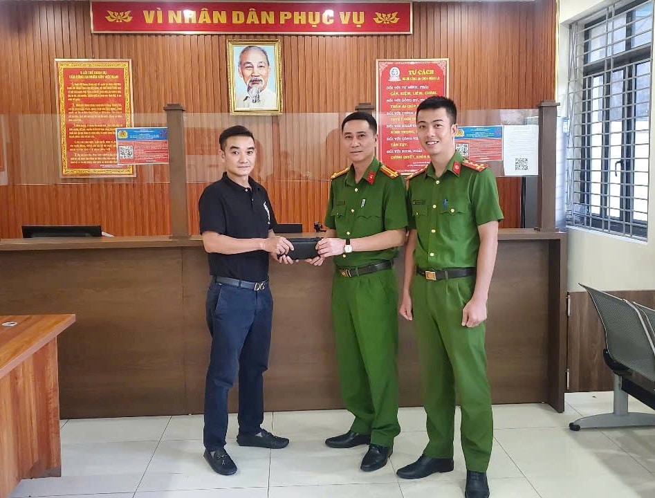 Làm rơi 7000 USD và 12 triệu đồng, nam thanh niên được công an phường tìm giúp- Ảnh 1.