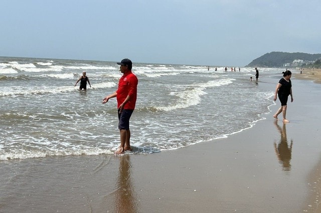 Một người mất tích, một người nguy kịch khi tắm biển Sầm Sơn- Ảnh 2.