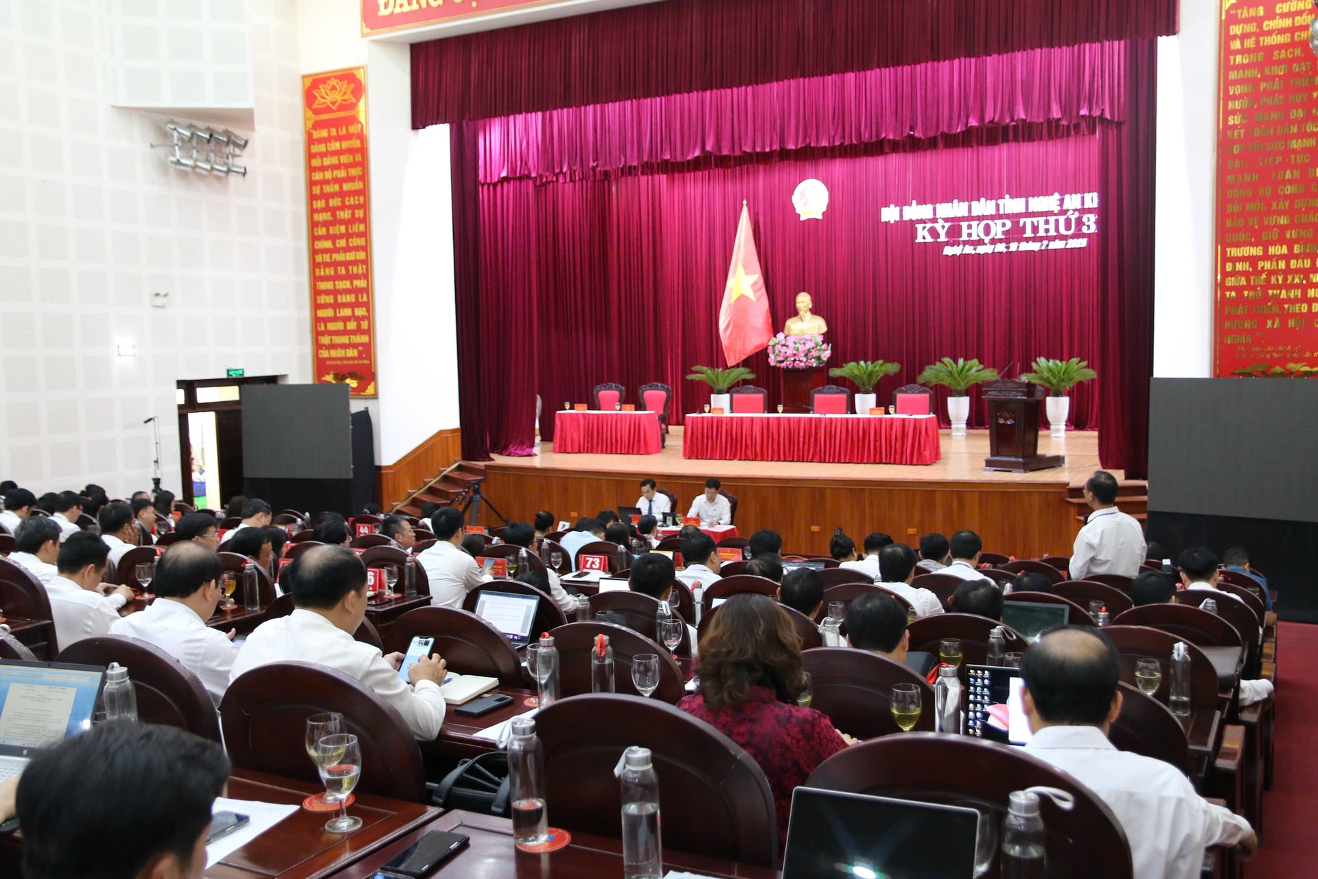 Nghệ An gỡ vướng cho hàng trăm xe điện ở Cửa Lò trước nguy cơ 'xóa sổ'- Ảnh 1. Nghệ An gỡ vướng cho hàng trăm xe điện ở Cửa Lò trước nguy cơ 'xóa sổ'- Ảnh 1.