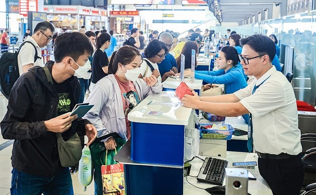 Hàng trăm chuyến bay bị hủy, tỷ lệ đúng giờ của ngành hàng không giảm mạnh- Ảnh 2.