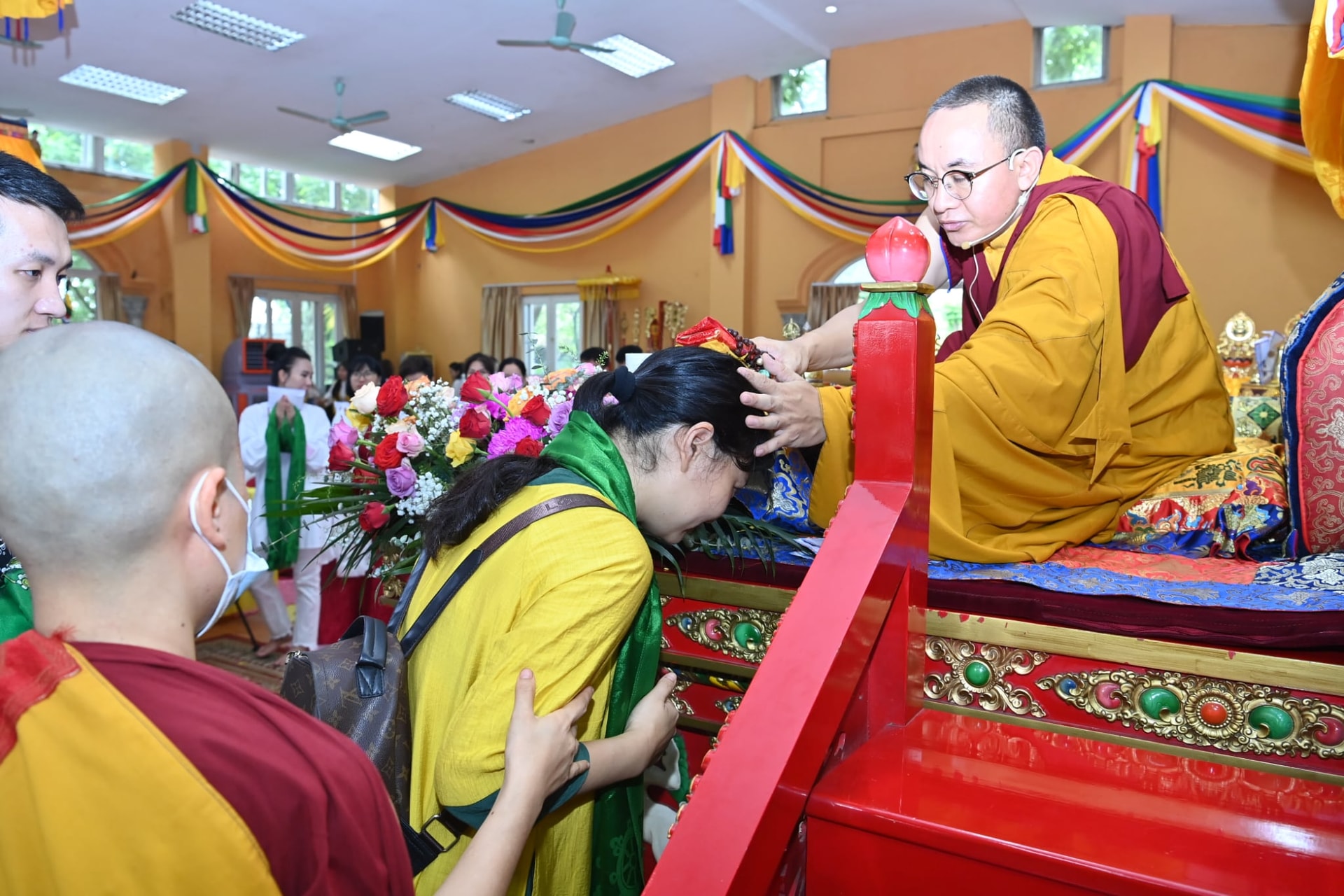 Phật tử đón nhận sự gia trì từ Rinpoche.