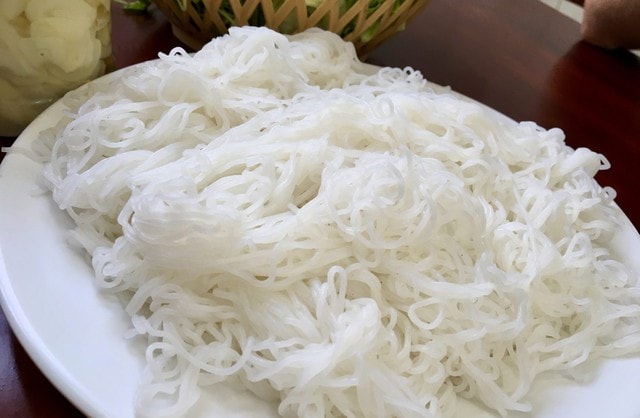 Vụ bún đổi màu đỏ ở Đà Nẵng: Kết quả bất ngờ từ kiểm nghiệm- Ảnh 2.