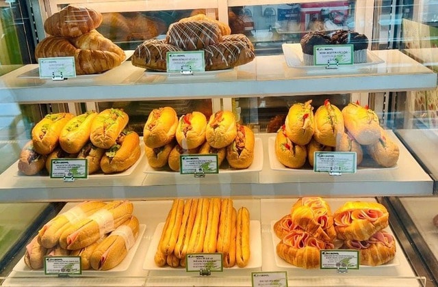 Vụ bánh mỳ giá 208.000 đồng: Các cửa hàng ở Nội Bài phải niêm yết giá công khai- Ảnh 1.