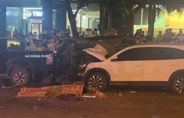 Nhân chứng kể lại khoảnh khắc thoát nạn trước khi xảy ra vụ ô tô tông liên hoàn ở Hà Nội- Ảnh 2. Nhân chứng kể lại khoảnh khắc thoát nạn trước khi xảy ra vụ ô tô tông liên hoàn ở Hà Nội- Ảnh 2.