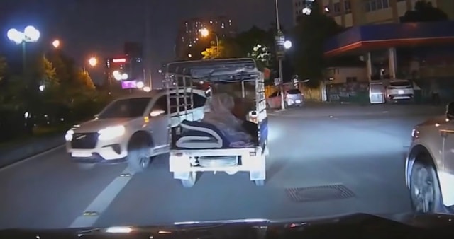 Nhân chứng kể lại khoảnh khắc thoát nạn trước khi xảy ra vụ ô tô tông liên hoàn ở Hà Nội- Ảnh 1. Nhân chứng kể lại khoảnh khắc thoát nạn trước khi xảy ra vụ ô tô tông liên hoàn ở Hà Nội- Ảnh 1.