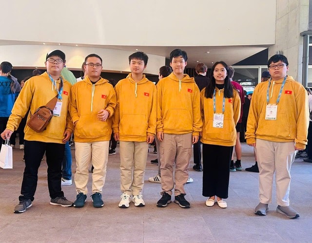 Hai chàng trai vàng Olympic Toán quốc tế 2025 đến từ Nghệ An và Hà Tĩnh- Ảnh 1.