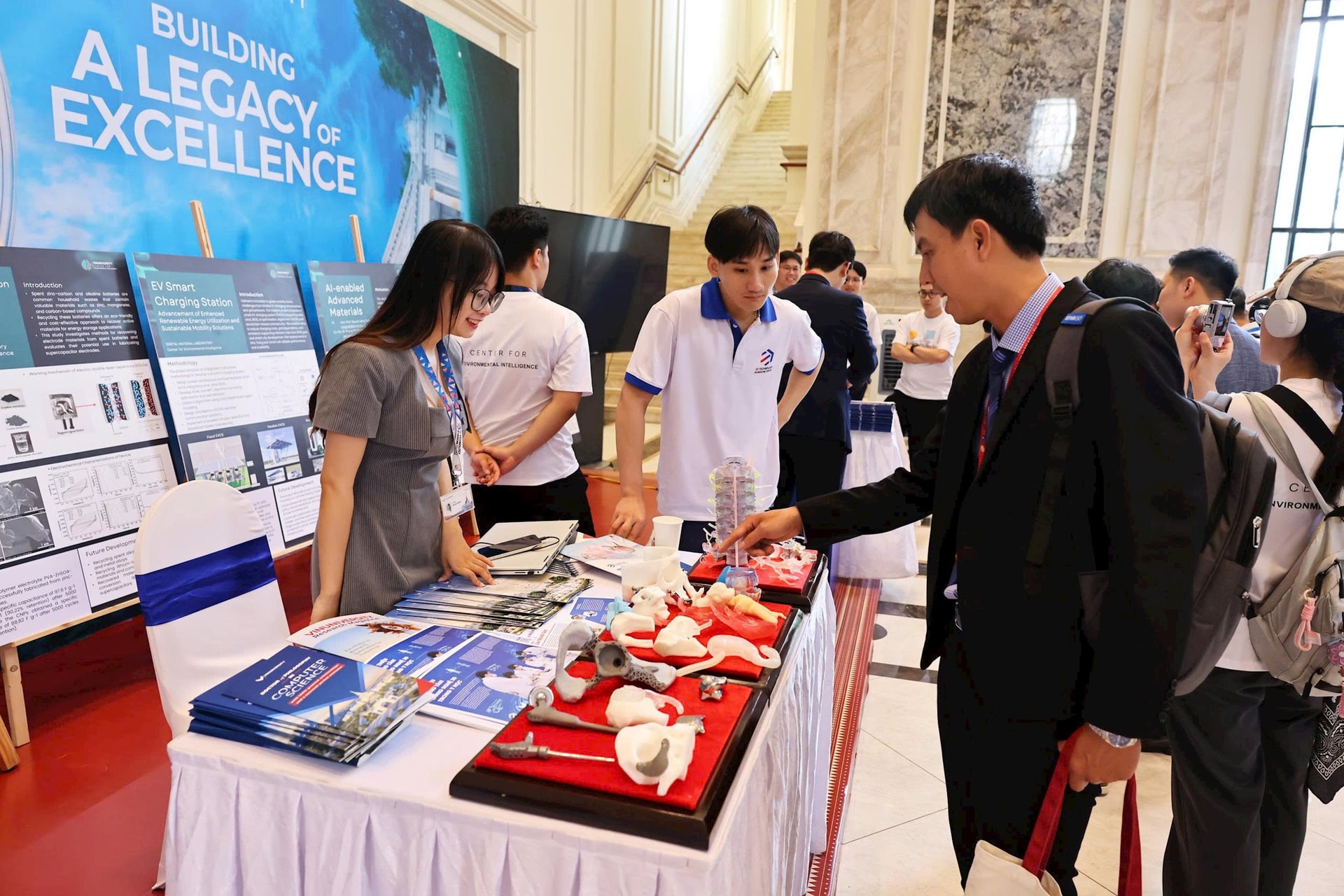 Gian hàng giới thiệu sản phẩm khoa học công nghệ của trí thức trẻ Việt Nam tại diễn đàn.