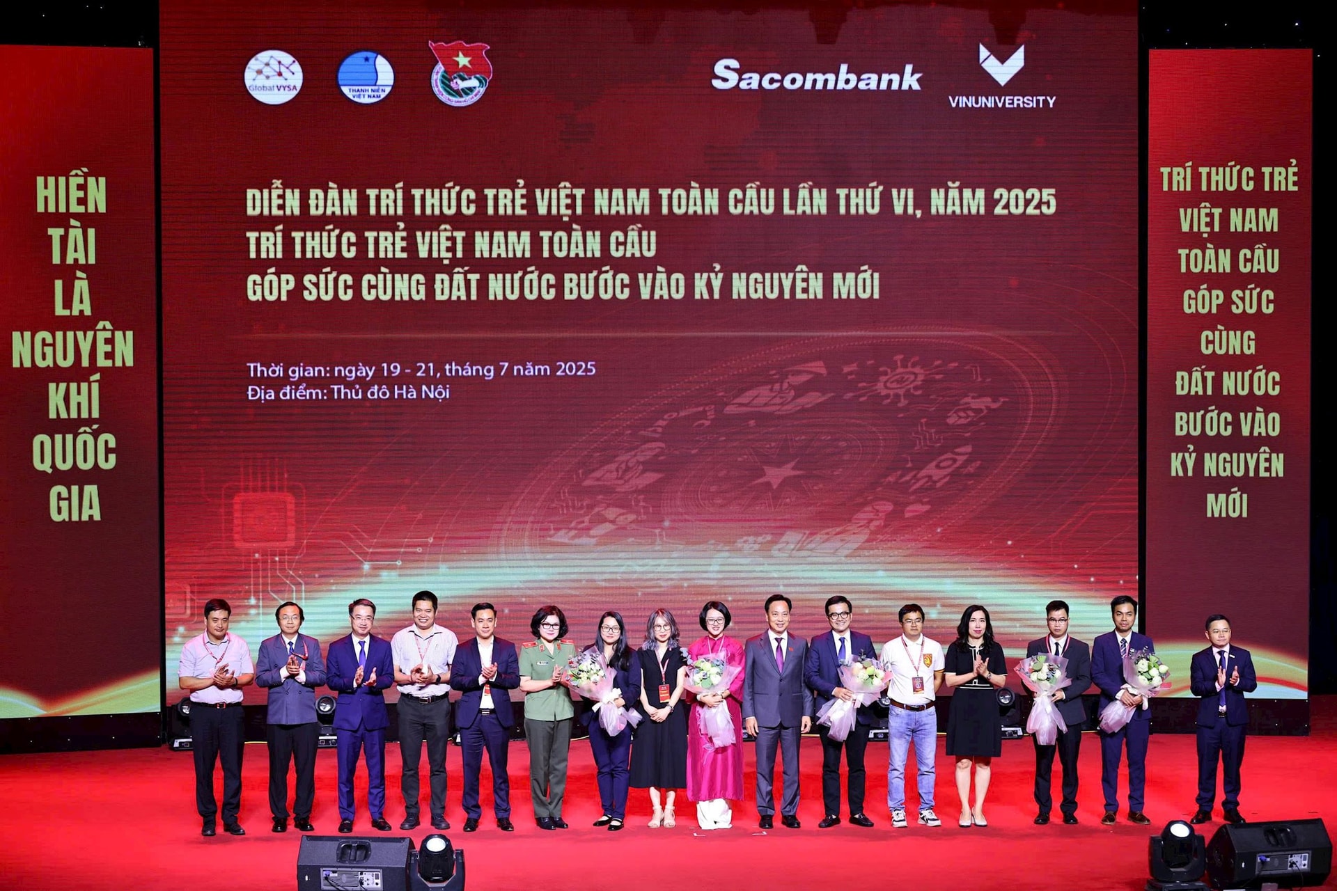 Hội đồng tư vấn và Ban điều hành các tổ thảo luận tại diễn đàn.