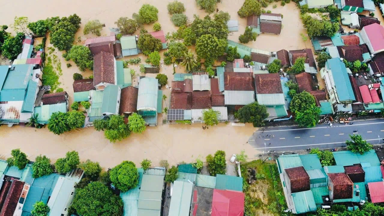 Lụt tới nóc nhà, nhiều điểm ở Nghệ An bị cô lập, chia cắt- Ảnh 3.
