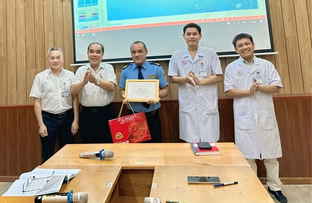 Tuyên dương bảo vệ cứu sống người ngưng tim, ngưng thở trên bãi biển Nha Trang- Ảnh 1.