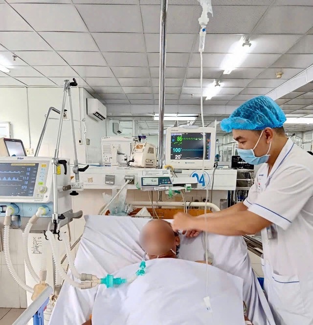 Tuyên dương bảo vệ cứu sống người ngưng tim, ngưng thở trên bãi biển Nha Trang- Ảnh 2.