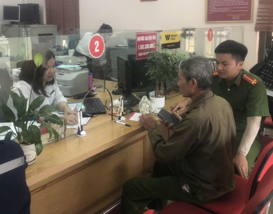 Cụ ông suýt bị mất 260 triệu đồng vì nhận cuộc gọi lừa đảo giả danh công an - Ảnh 1.