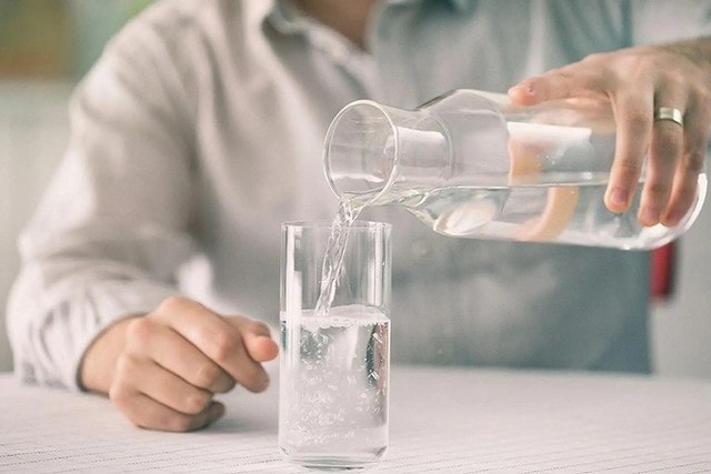 Uống bao nhiêu nước có thể giảm nguy cơ suy thận?- Ảnh 2.