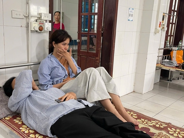 Giây phút xe khách lật kinh hoàng: Nhiều tiếng la hét, kêu cứu, có người bị hất văng ra ngoài- Ảnh 1.