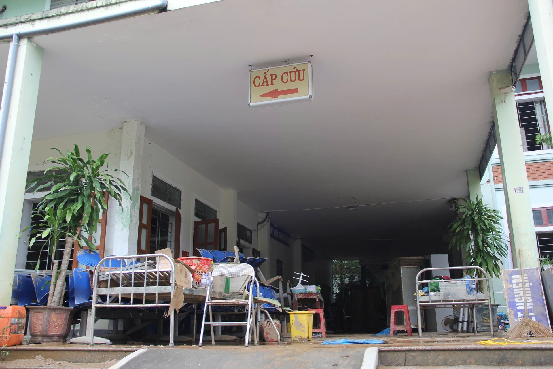 Trung tâm Y tế Tương Dương tan hoang sau lũ- Ảnh 5.