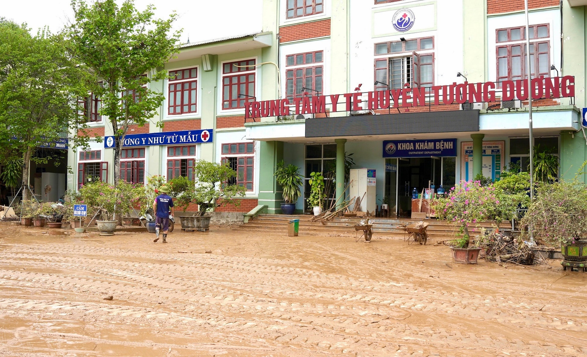 Trung tâm Y tế Tương Dương tan hoang sau lũ- Ảnh 1.