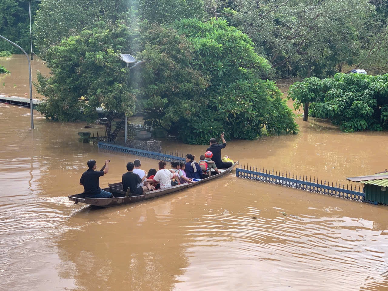 Trung tâm Y tế Tương Dương tan hoang sau lũ- Ảnh 2.