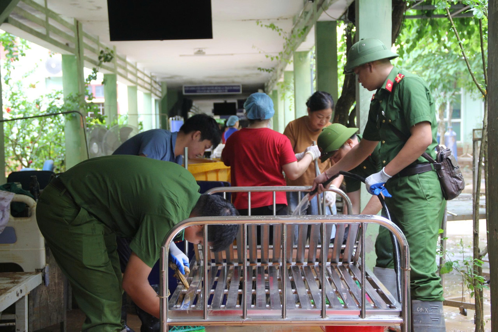Trung tâm Y tế Tương Dương tan hoang sau lũ- Ảnh 17.