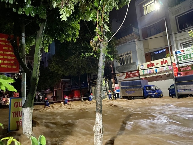 Mưa lũ kinh hoàng ở Sơn La đêm qua làm 2 người chết, 2 người mất tích- Ảnh 2.