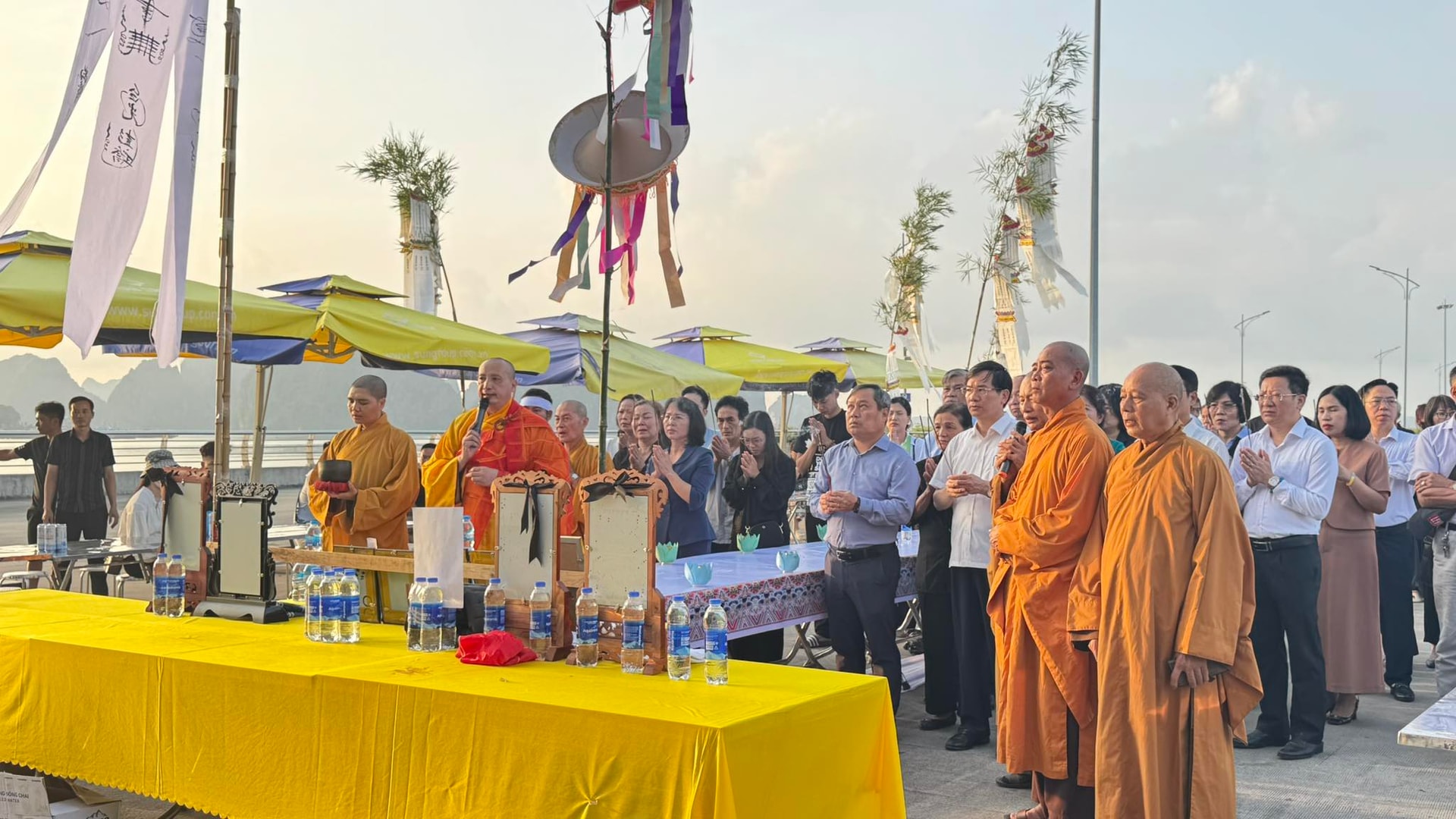 Cầu siêu tưởng niệm 39 nạn nhân vụ lật tàu du lịch trên Vịnh Hạ Long- Ảnh 3.