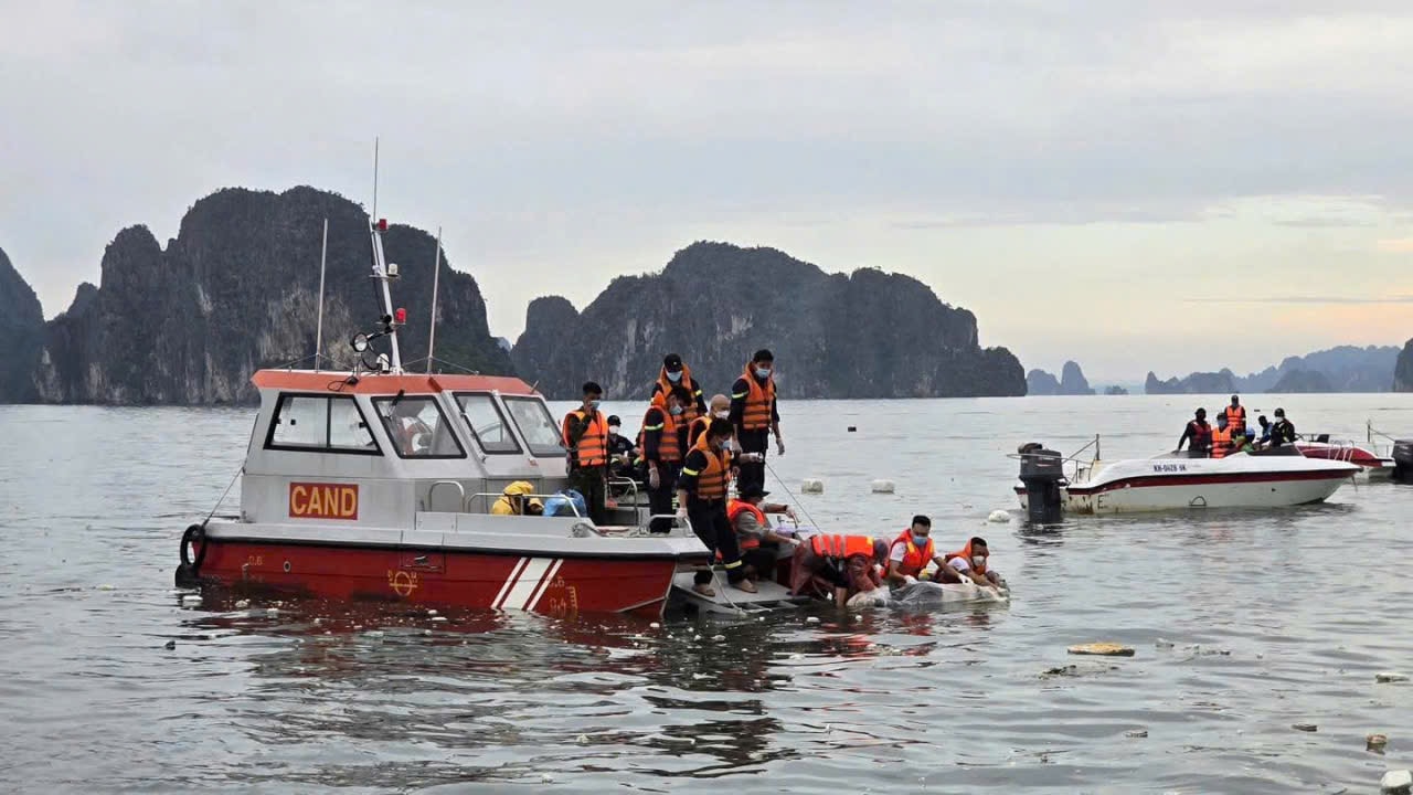 Cầu siêu tưởng niệm 39 nạn nhân vụ lật tàu du lịch trên Vịnh Hạ Long- Ảnh 1.