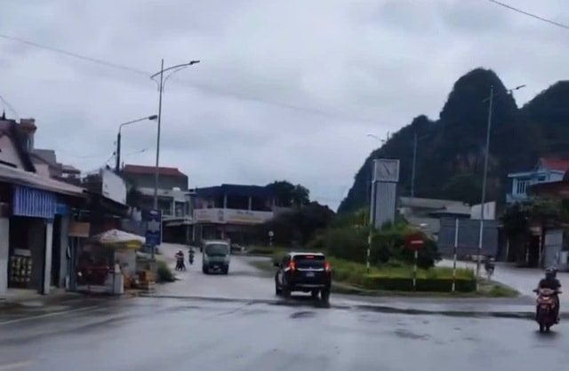 Phạt tài xế ô tô biển xanh 19 triệu, trừ 4 điểm GPLX vì đi vào đường ngược chiều- Ảnh 1. Phạt tài xế ô tô biển xanh 19 triệu, trừ 4 điểm GPLX vì đi vào đường ngược chiều- Ảnh 1.