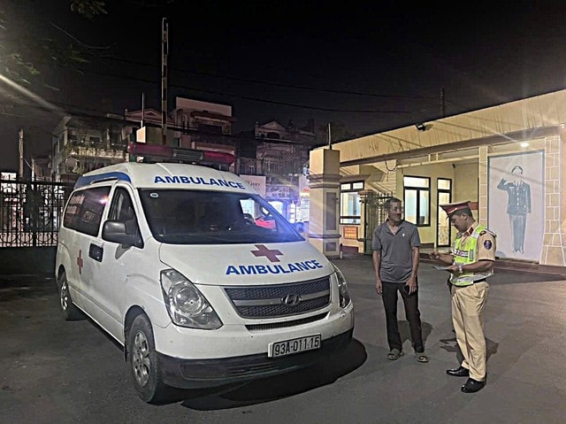 Tài xế không bằng lái điều khiển xe cứu thương bị phát hiện lộ thêm nhiều vi phạm- Ảnh 2.