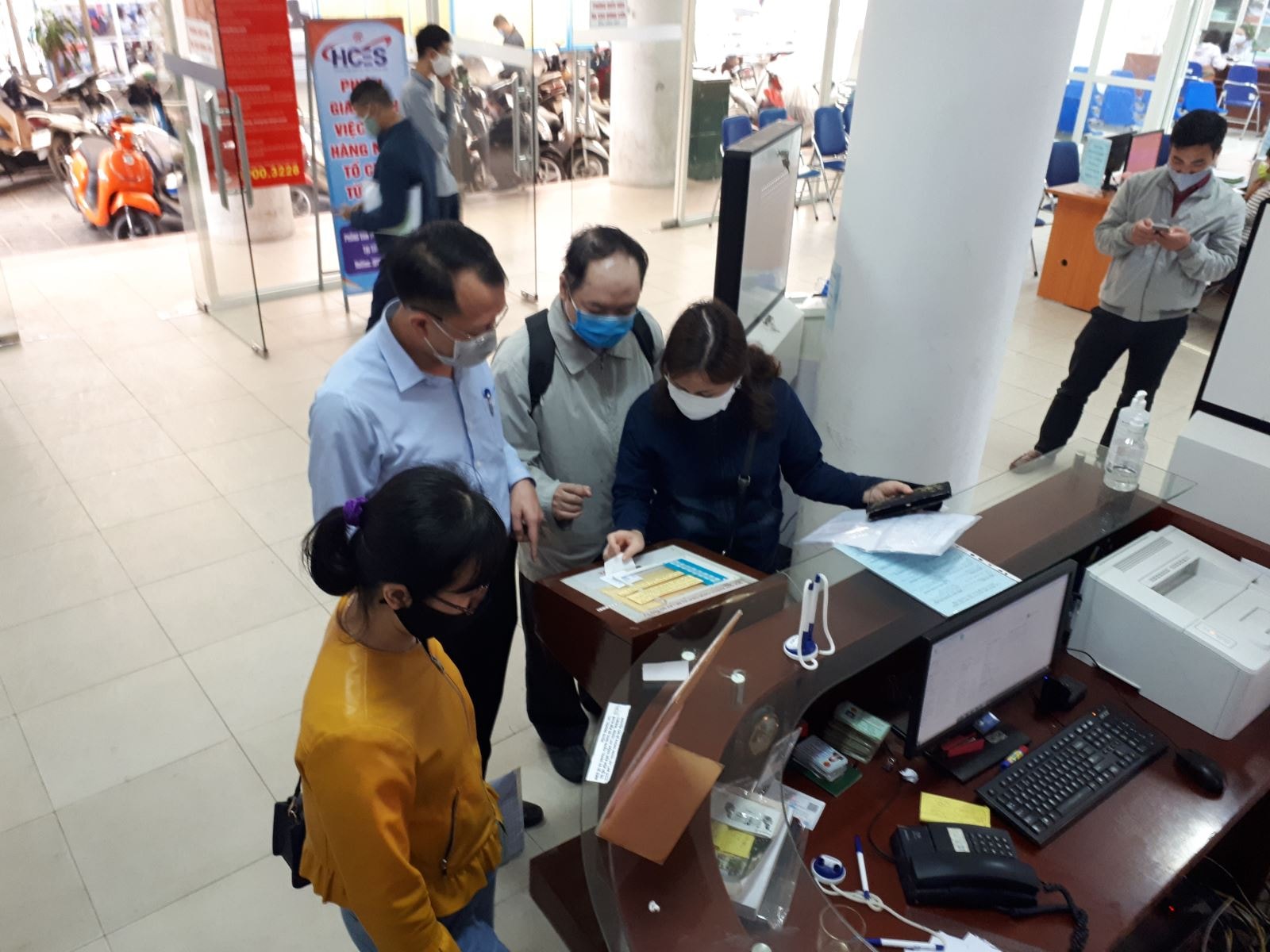 Người dân có thể làm trực tuyến 6 thủ tục hành chính về bảo hiểm thất nghiệp- Ảnh 1.