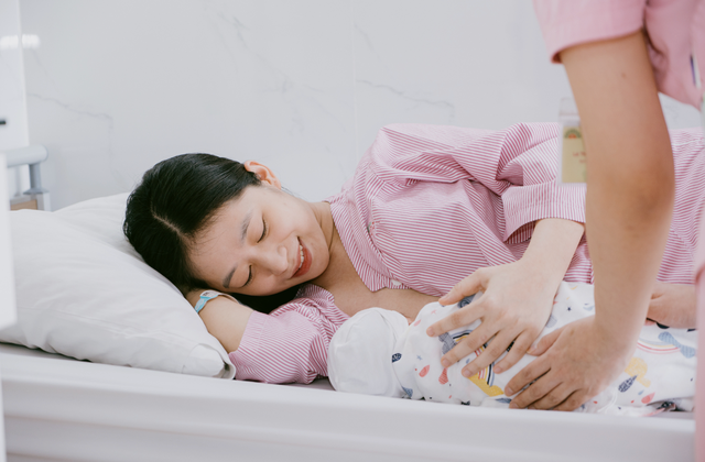 Sữa mẹ không chỉ là thức ăn mà còn là nguồn năng lượng cảm xúc cho bé- Ảnh 1.