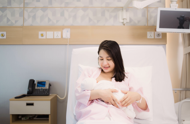 Sữa mẹ không chỉ là thức ăn mà còn là nguồn năng lượng cảm xúc cho bé- Ảnh 2.