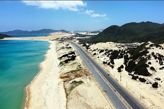 Đường ven biển hiện đang vượt kế hoạch, tuy nhiên Thủ tướng Phạm Minh Chính yêu cầu tiếp tục để đạt được con số gần 2.000 km. Đường ven biển hiện đang vượt kế hoạch, tuy nhiên Thủ tướng Phạm Minh Chính yêu cầu tiếp tục để đạt được con số gần 2.000 km.