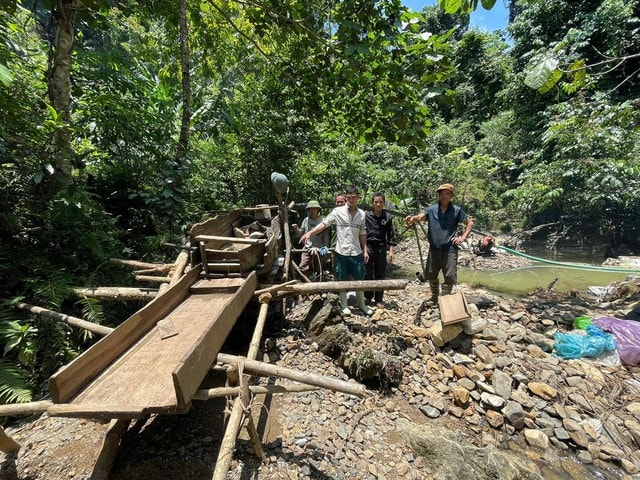 Bắt giữ 5 đối tượng đang khai thác vàng trái phép tại Tuyên Quang- Ảnh 1.