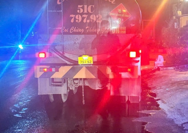 Xe bồn gặp sự cố khiến dầu chảy loang trên quốc lộ 1- Ảnh 1. Xe bồn gặp sự cố khiến dầu chảy loang trên quốc lộ 1- Ảnh 1.