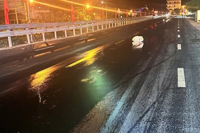 Xe bồn gặp sự cố khiến dầu chảy loang trên quốc lộ 1- Ảnh 2. Xe bồn gặp sự cố khiến dầu chảy loang trên quốc lộ 1- Ảnh 2.