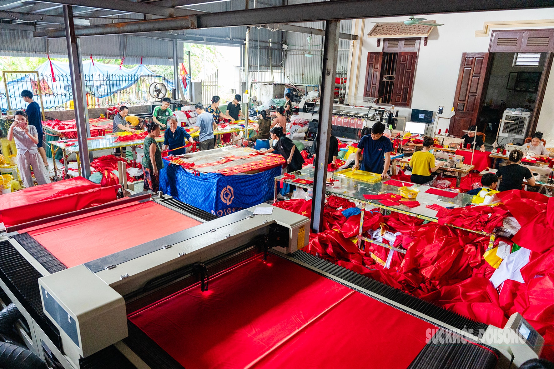 Làng may cờ Tổ quốc đỏ rực dịp Quốc khánh 2/9- Ảnh 2.