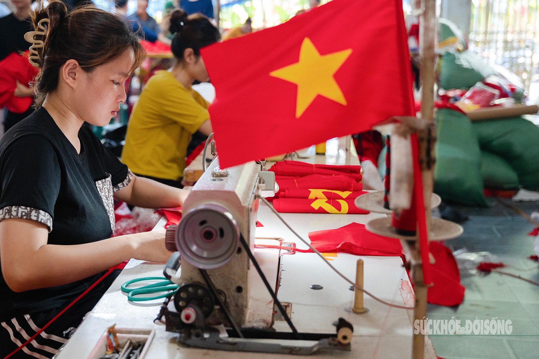 Làng may cờ Tổ quốc đỏ rực dịp Quốc khánh 2/9- Ảnh 3.