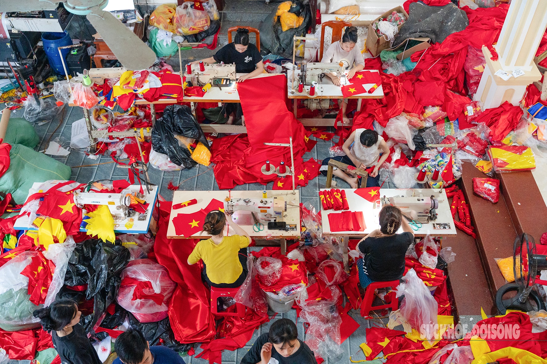 Làng may cờ Tổ quốc đỏ rực dịp Quốc khánh 2/9- Ảnh 1.