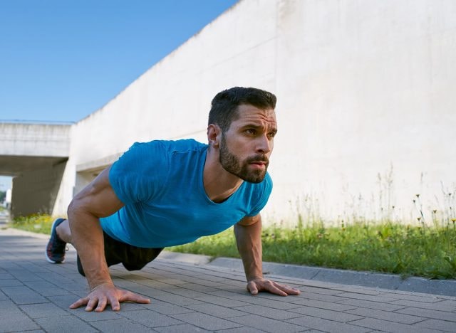 Chàng trai trẻ đang chống đẩy ngoài trời