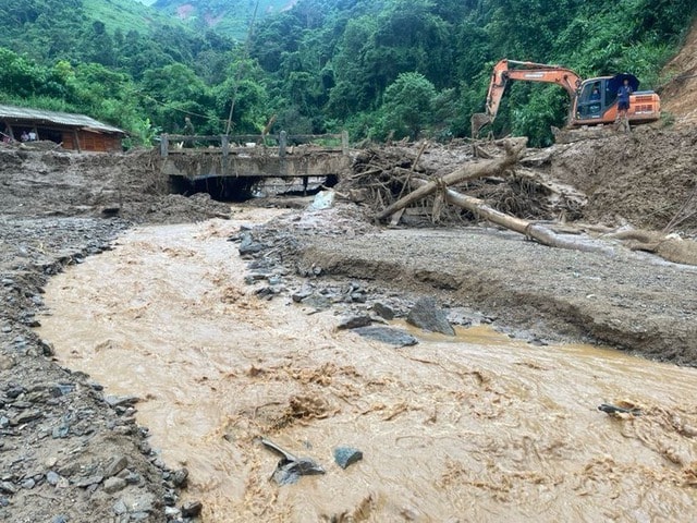 Thủ tướng: Đảm bảo công tác khám chữa bệnh, không để dịch bệnh bùng phát sau mưa lũ- Ảnh 2.