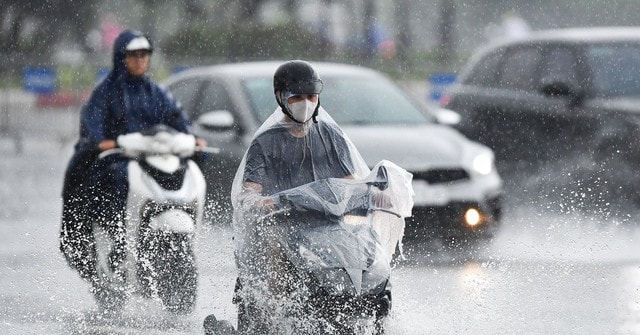 Mưa dông bao phủ miền Bắc, nắng nóng Trung Bộ còn kéo dài- Ảnh 2.