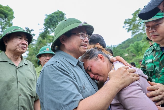 Thủ tướng: Đảm bảo công tác khám chữa bệnh, không để dịch bệnh bùng phát sau mưa lũ- Ảnh 1.