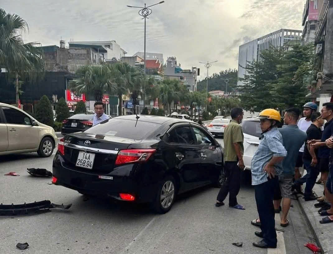 Nghi vấn Phó giám đốc gây tai nạn liên hoàn và trong người có nồng độ cồn- Ảnh 1. Nghi vấn Phó giám đốc gây tai nạn liên hoàn và trong người có nồng độ cồn- Ảnh 1.