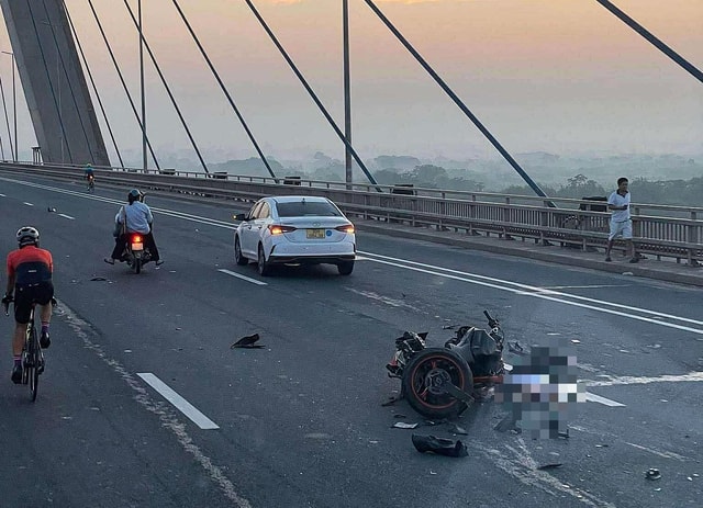 Xe máy biến dạng sau va chạm trên cầu Nhật Tân, nạn nhân tử vong tại chỗ- Ảnh 2.