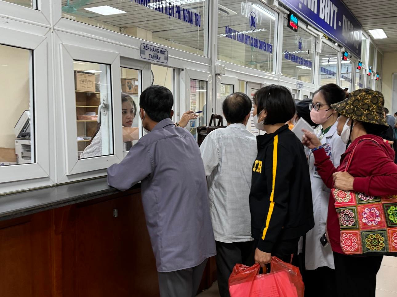 Trường hợp nào được BHXH thanh toán trực tiếp chi phí khám chữa bệnh BHYT với người bệnh?- Ảnh 1.